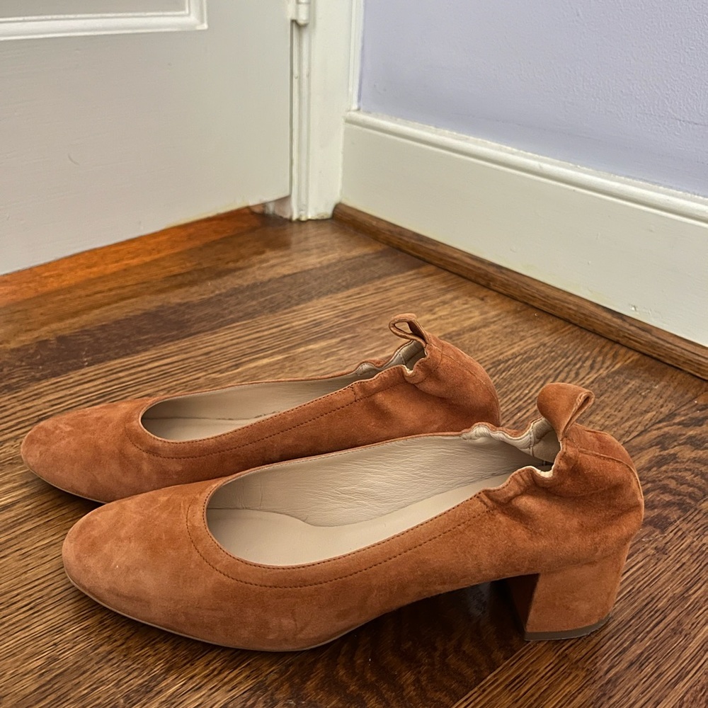 Everlane Day Heels in Carmel Suede. Made in Italy. EUC, in box